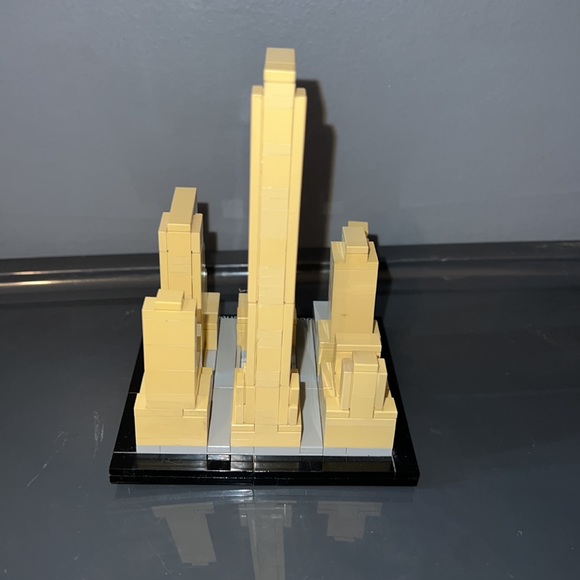 Retired Rockefeller Center Lego 21007 - Picture 4 of 7